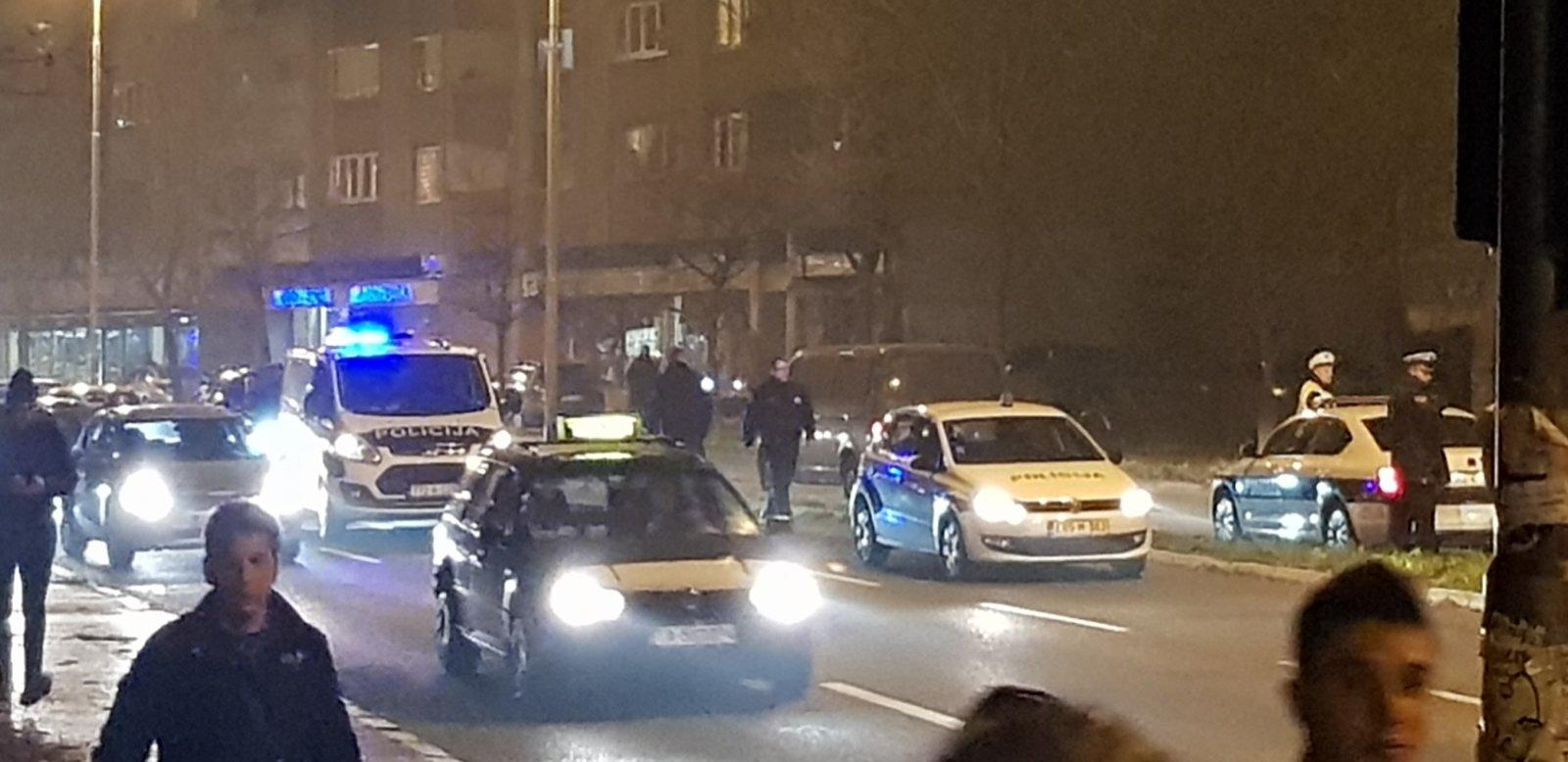 Policija na ulicama Tuzle - Avaz