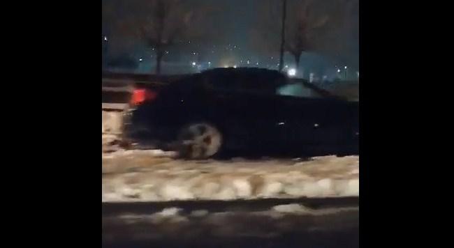Snijeg donio probleme: Automobil izletio na tramvajske šine