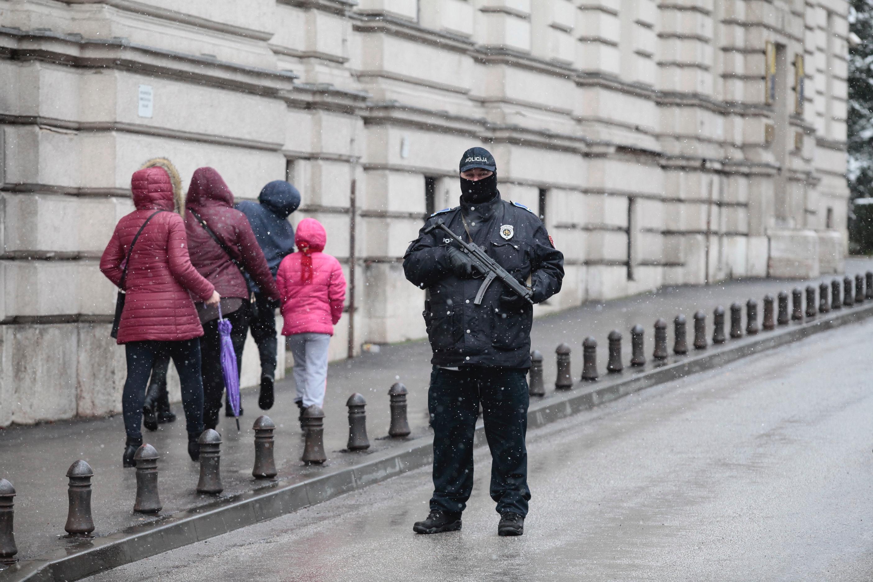 Policajci s dugim cijevima  ispred zgrade Općine Centar - Avaz
