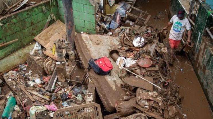 U poplavama koje su zahvatile Indoneziju poginule 53 osobe, a 175.000 raseljenih