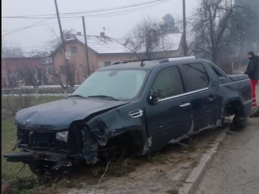Žestoka nesreća kod Viteza: Automobil sletio s ceste i udario u zid, s vozila otpala dva točka