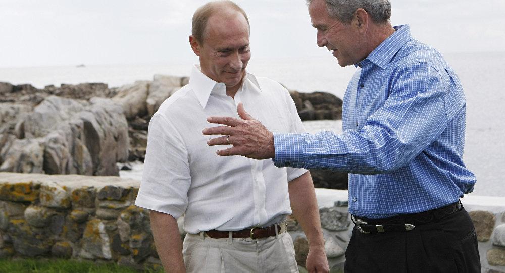 Kremlj objavio snimak plesa Buša i Putina