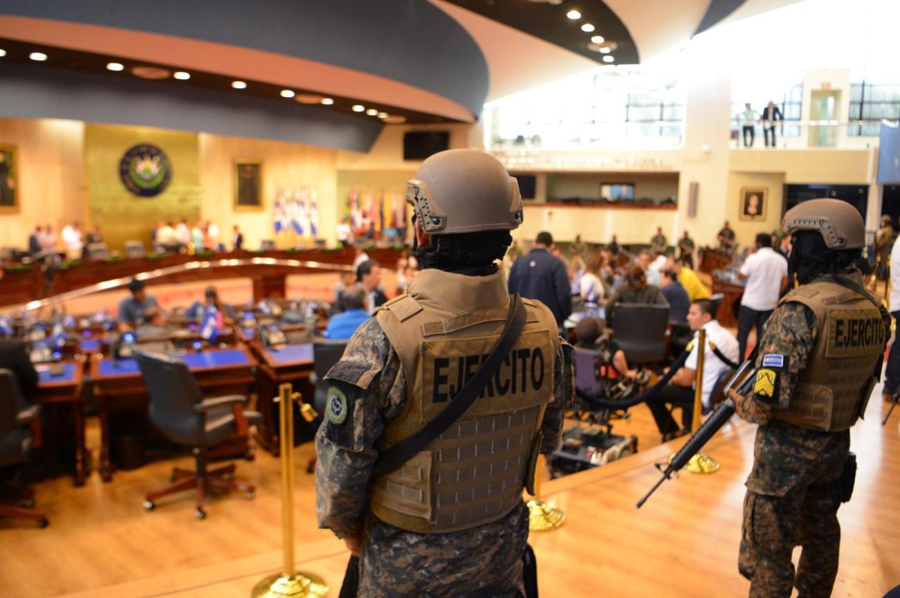 Naoružani vojnici ušli u parlament tražeći da vlast posudi 109 miliona dolara