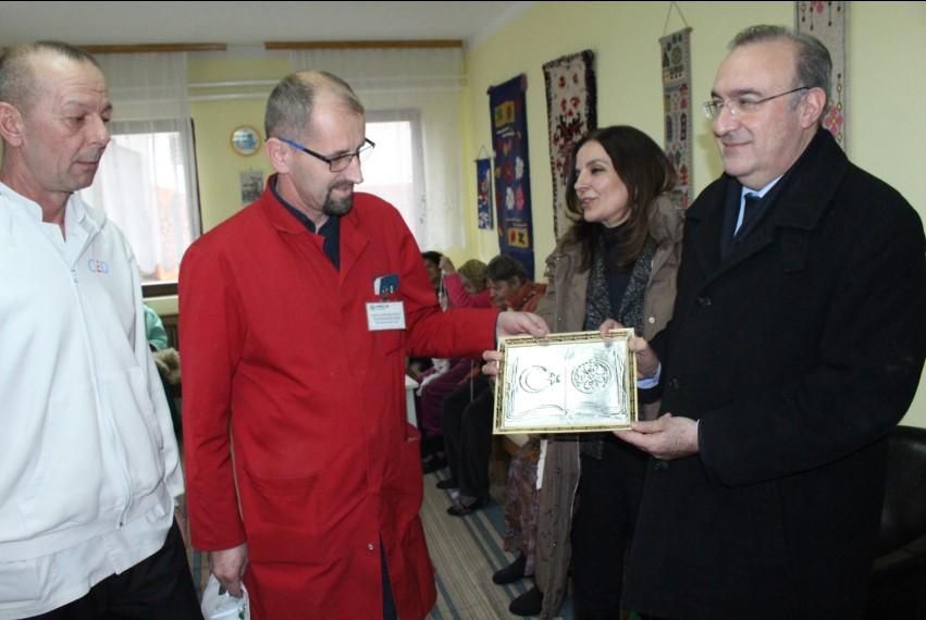 Ambasador Turske dobio poklon - Avaz