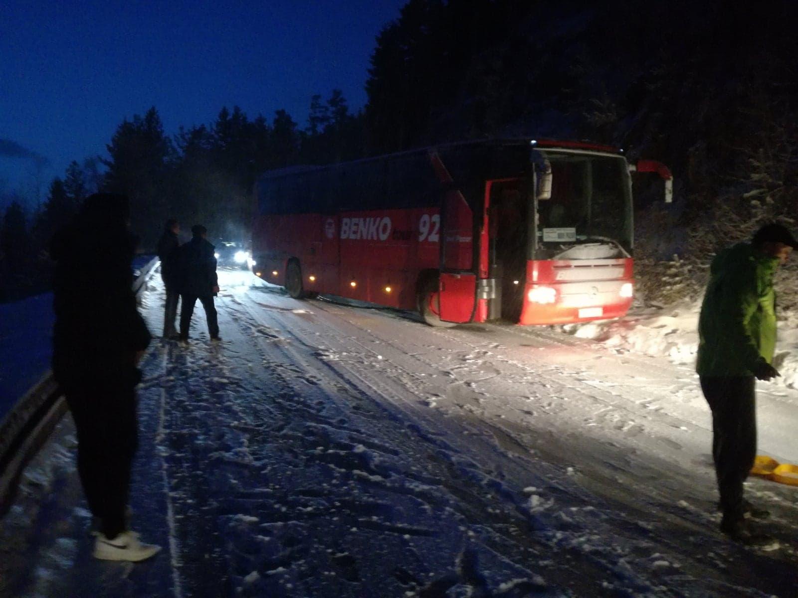 Haos na Romaniji: Popriječio se autobus, saobraćaj blokiran