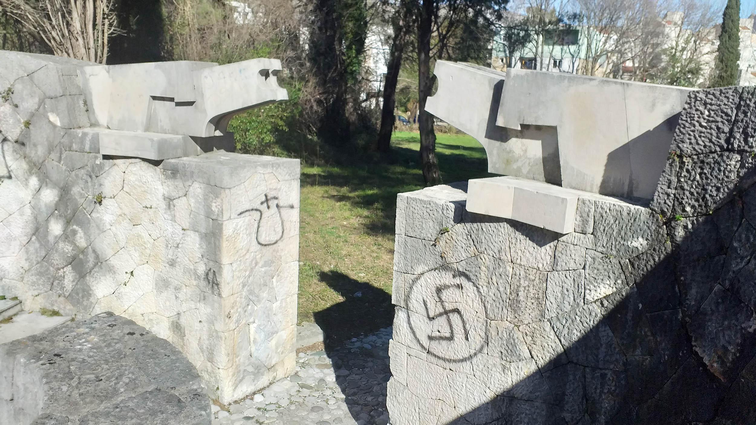 Na Partizanskom groblju osvanuli ustaško znakovlje, nove svastike i fašističke poruke