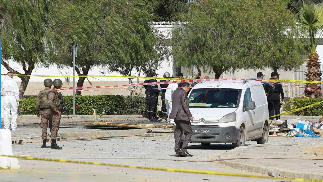 Do eksplozije je došlo nedaleko od glavnih vrata ambasade - Avaz