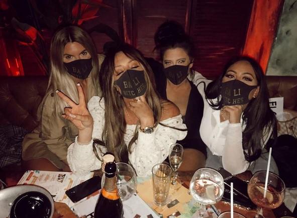 Šarlot Krozbi s prijateljicama i brendiranim maskama - Avaz