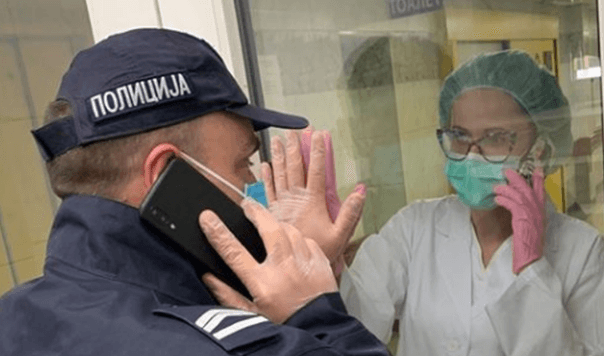 Fotografija iz Srbije raznježila region: Policajac se oprašta od supruge medicinske sestre