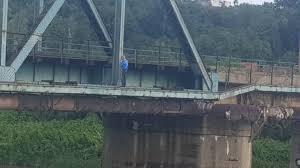 Čovjek koji je odustao od skoka u rijeku - Avaz