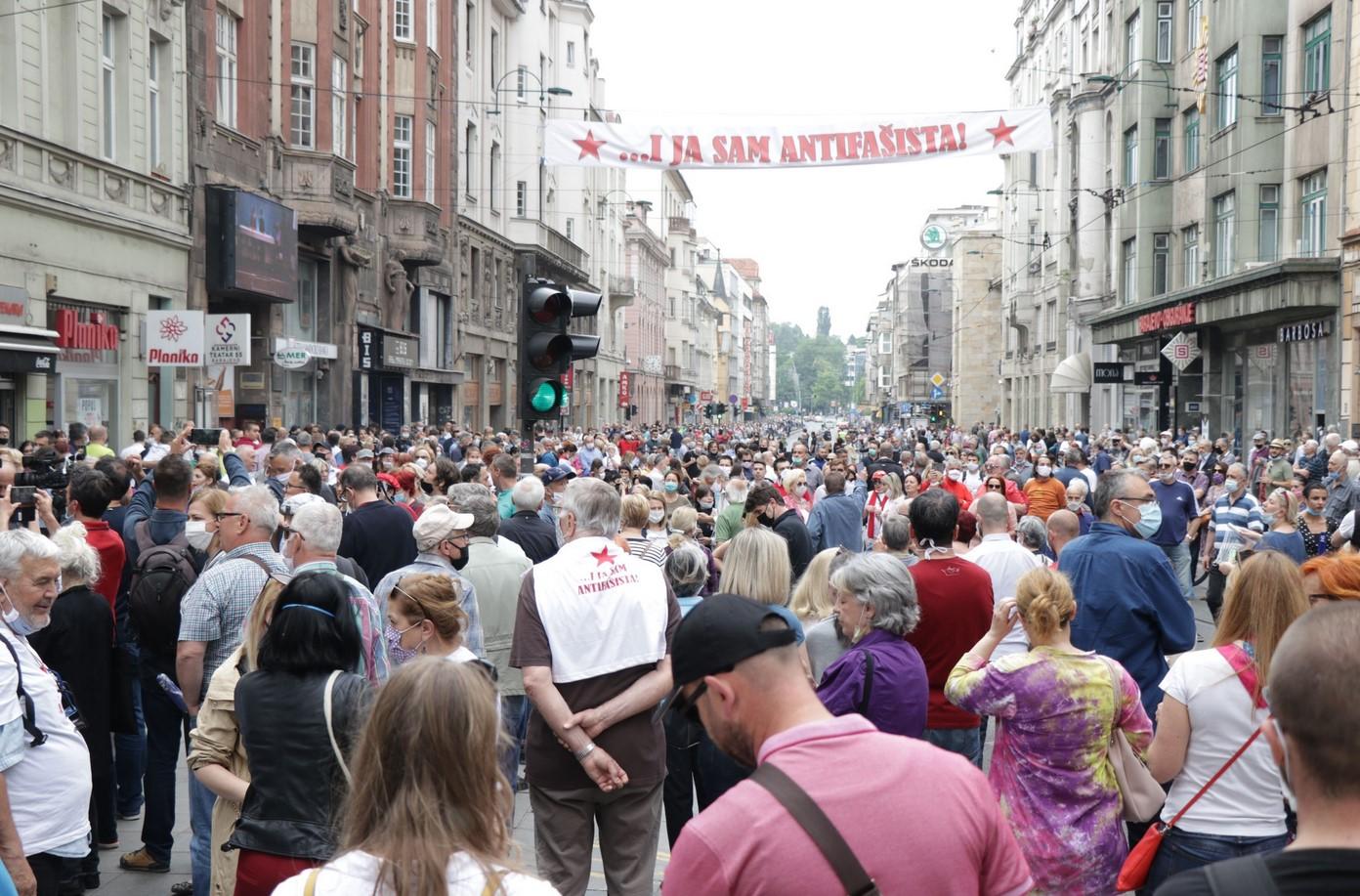 Hiljade antifašista ispred Vječne vatre - Avaz