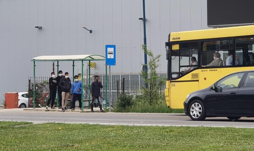 Migranti iz kampa Ušivak čekaju autobus - Avaz