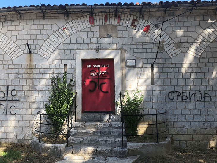 Sramotni grafiti na vratima i zidovima - Avaz