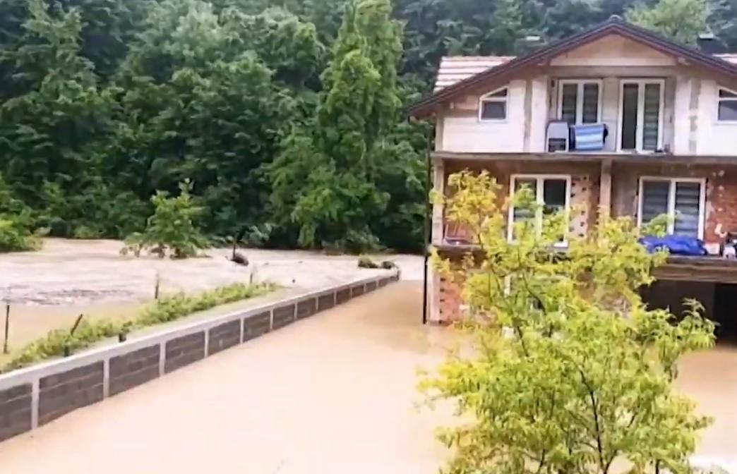 Voda poplavila i mnoge domove - Avaz