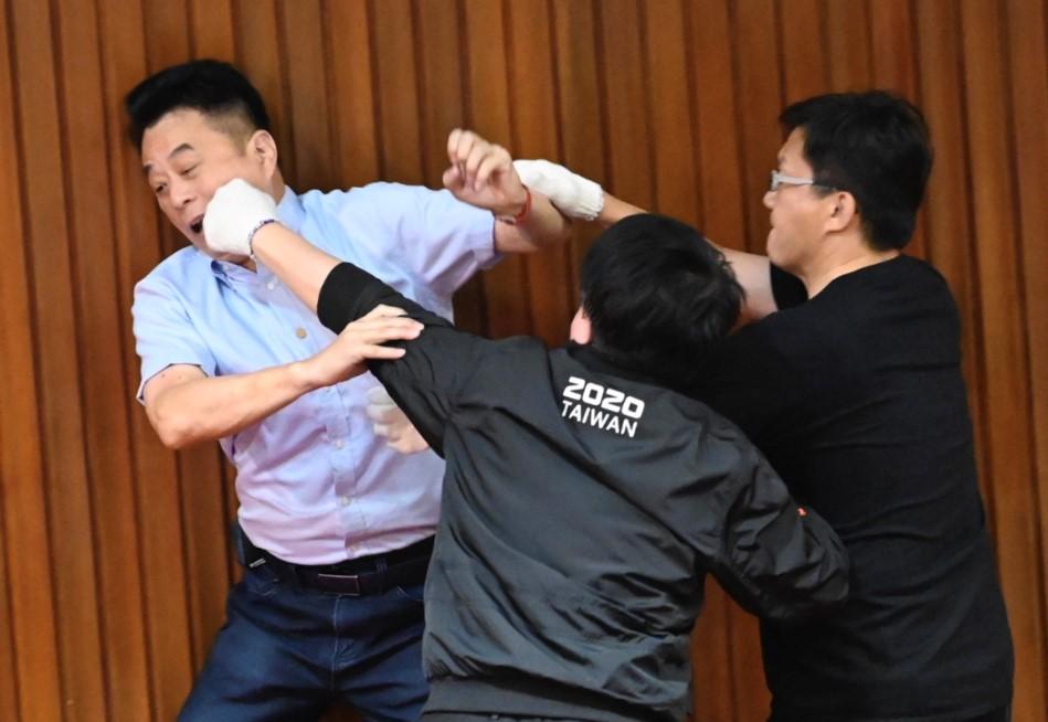 Sijevale šake u parlamentu: Poslanici kao bokseri