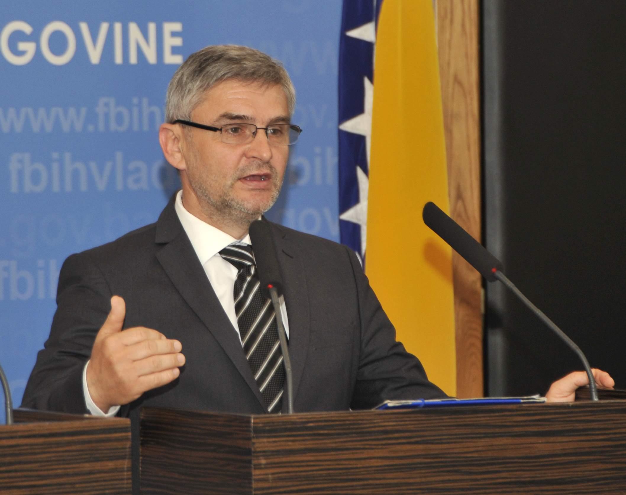Ministar Bukvarević pozitivan na koronavirus, smješten na klinici Podhrastovi - Avaz