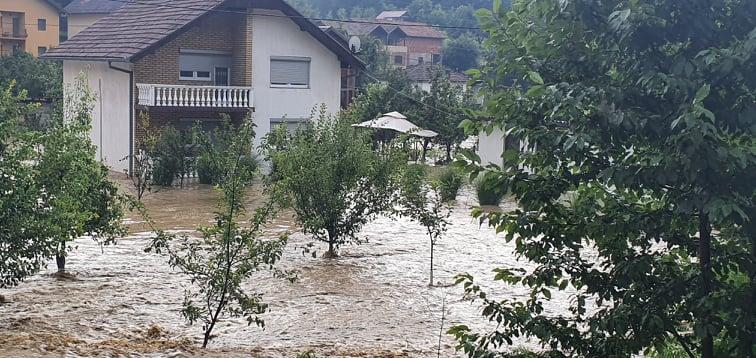 Velika poplava u naselju Dobrnja - Avaz