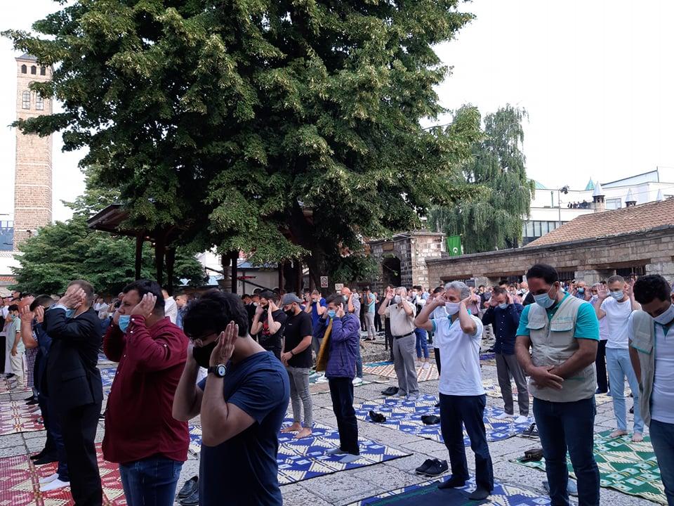 Vjernici klanjali bajram-namaz u Gazi Husrev-begovoj džamiji u Sarajevu