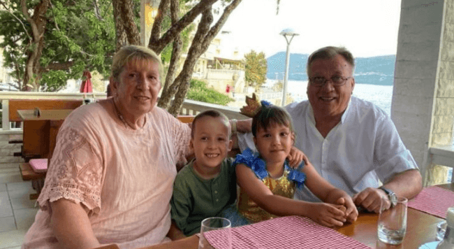 Halid Bešlić sa suprugom i unucima - Avaz
