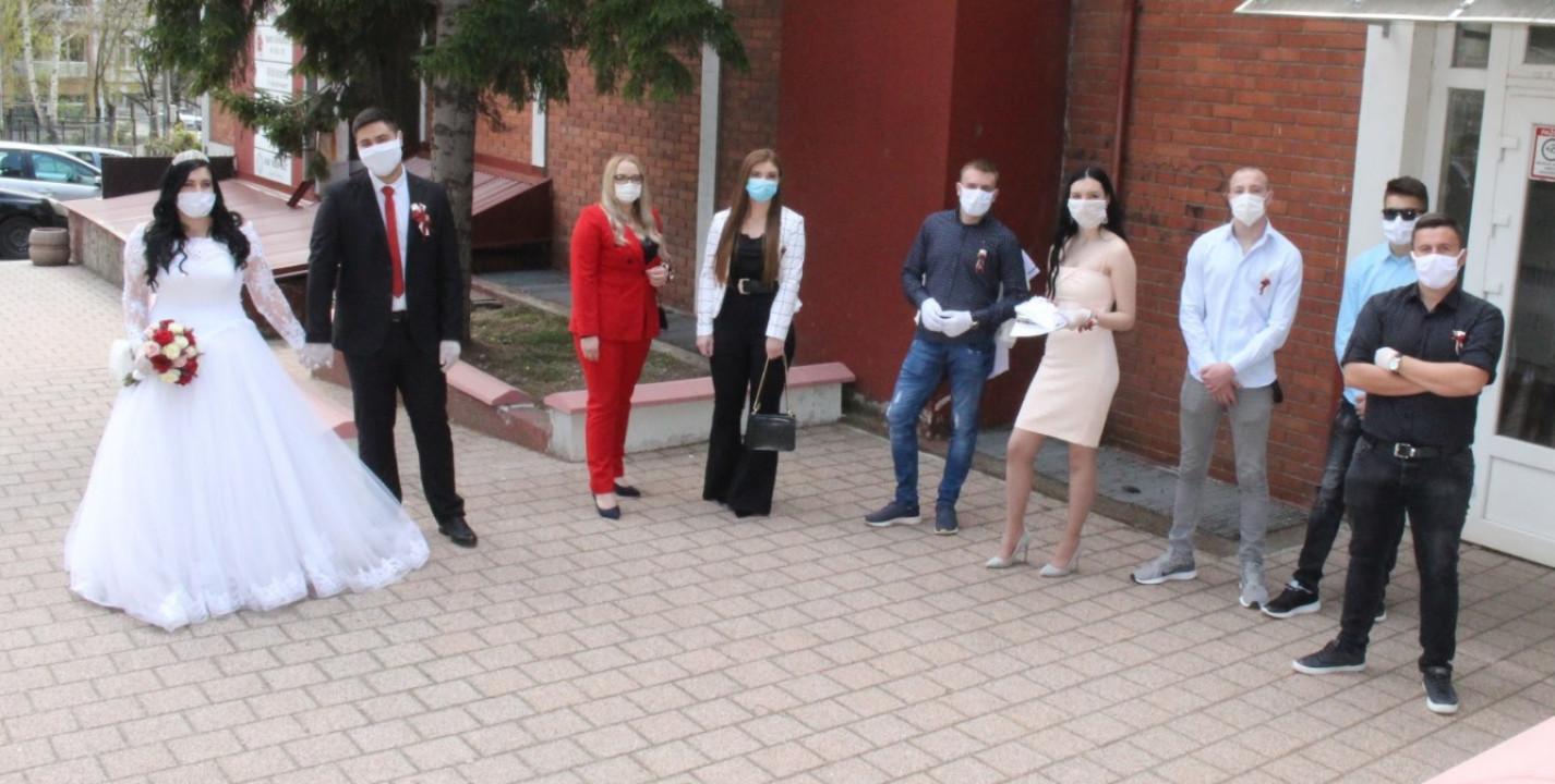 edno od vjenčanja u vrijeme pandemije u Gračanici: Uz zaštitne maske i mali broj ljudi - Avaz