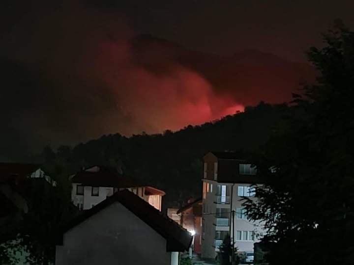 Požar u Konjicu aktivan, građani se guše u dimu