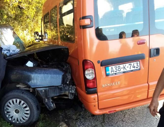 Vozač Audija poginuo u sudaru sa kombijem za prijevoz đaka