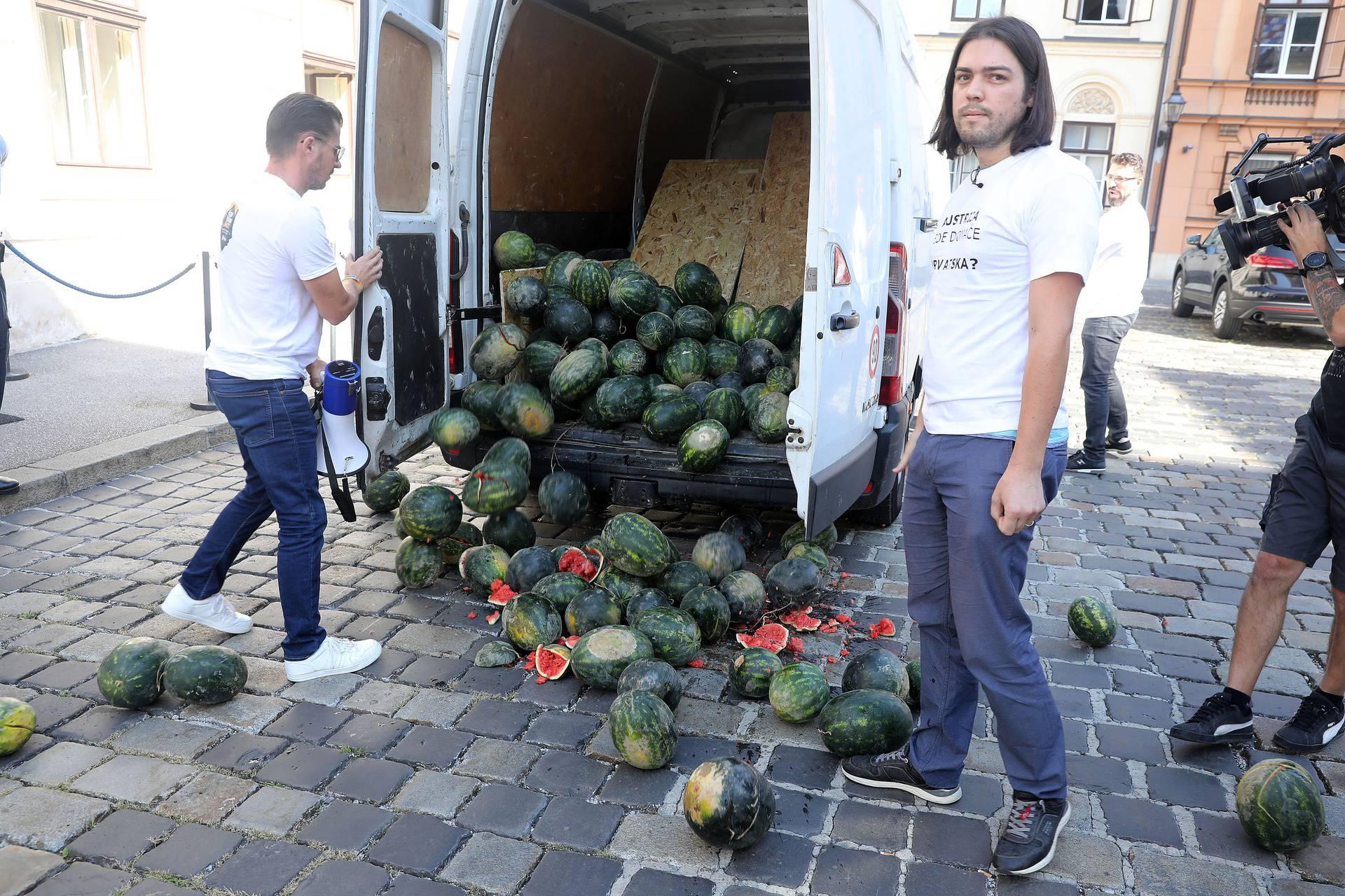 Europarlamentarac istovario hrpu lubenica ispred zgrade Vlade, Plenković ekspresno reagirao