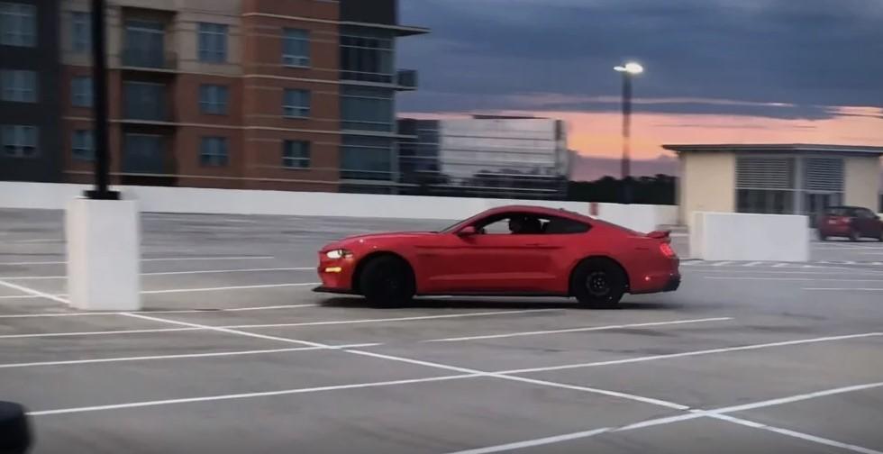 Razbio skupocjenog Mustanga na praznom parkingu, pravio se važan pa pronašao stub usred ničega