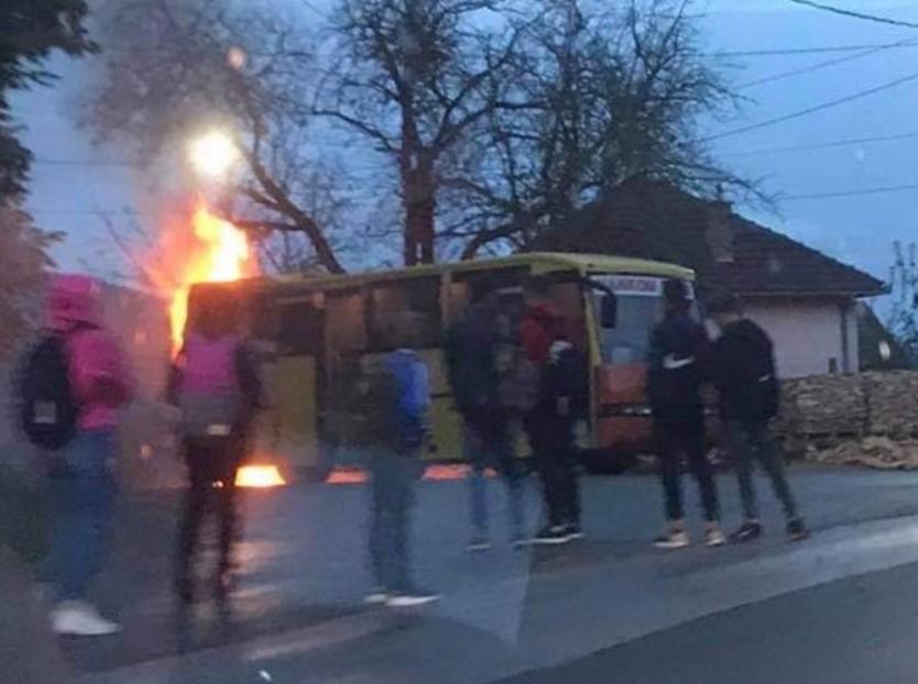 Zapalio se minibus koji prevozi učenike