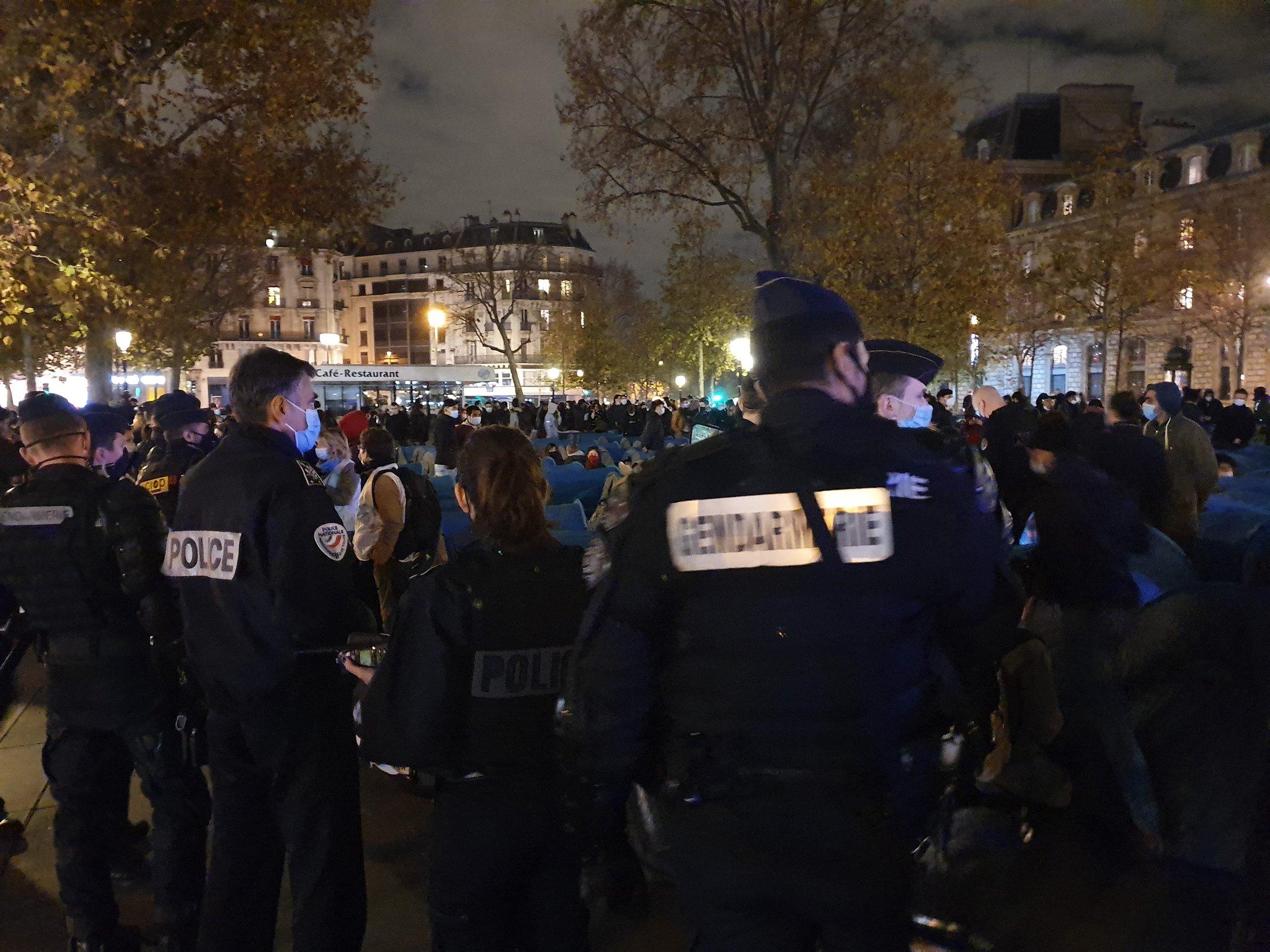 Police and migrants in Paris - Avaz