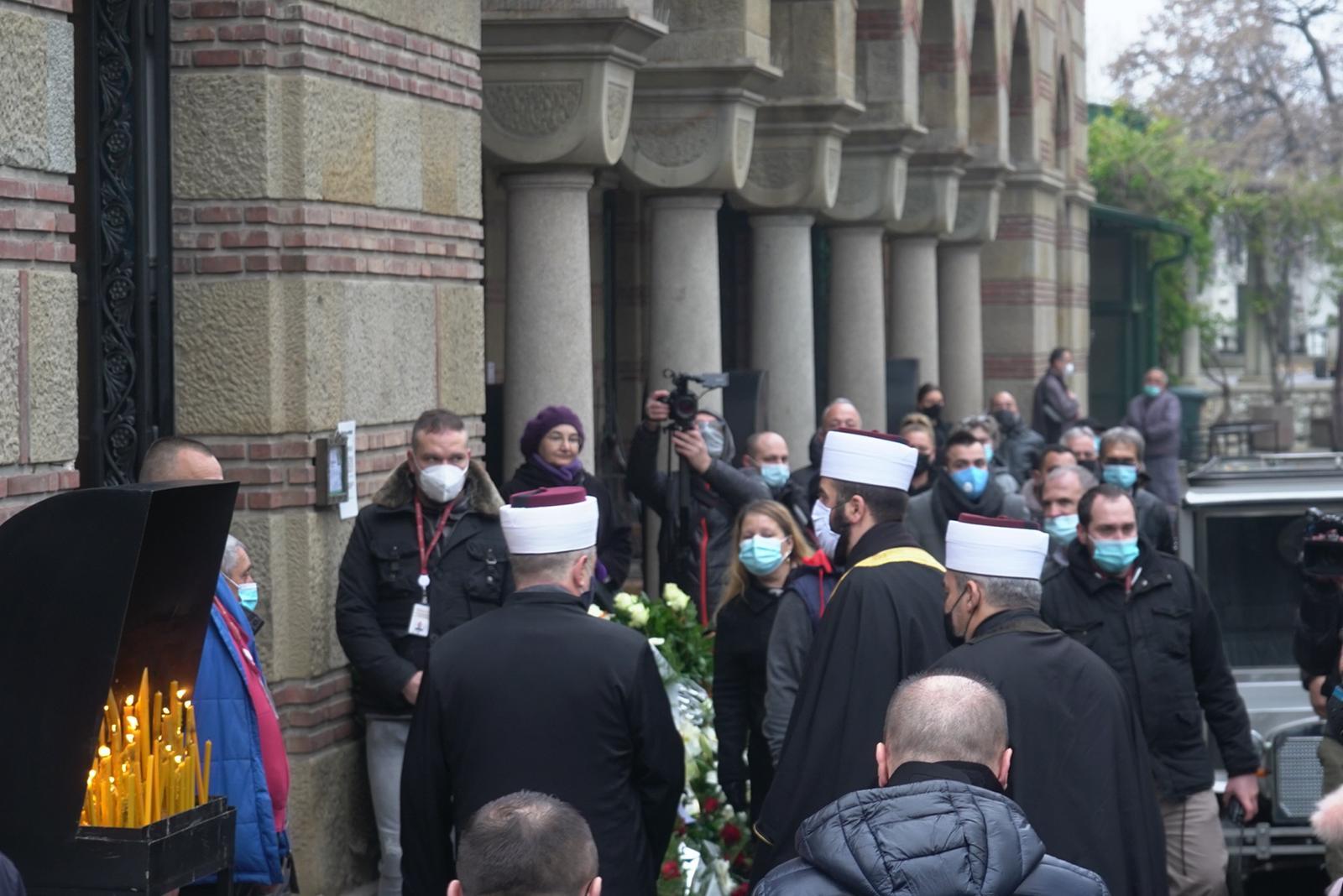 Stigli i imami: Stotine prijatelja i članova porodice opraštaju se od Džeja Ramadanovskog