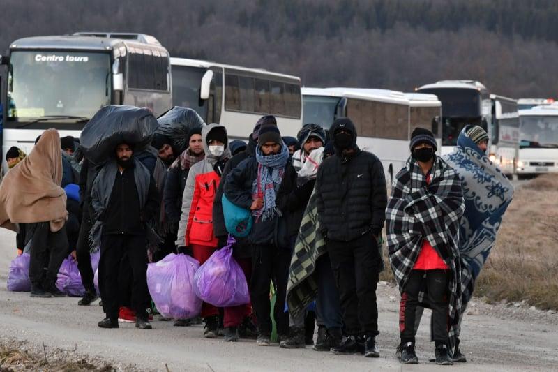 Oružane snage BiH montiraju vojne šatore u migrantskom kampu 'Lipa'