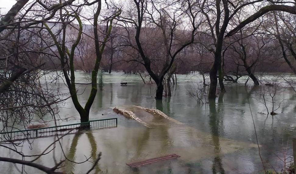 Poplavljeni i objekti blizu obale - Avaz