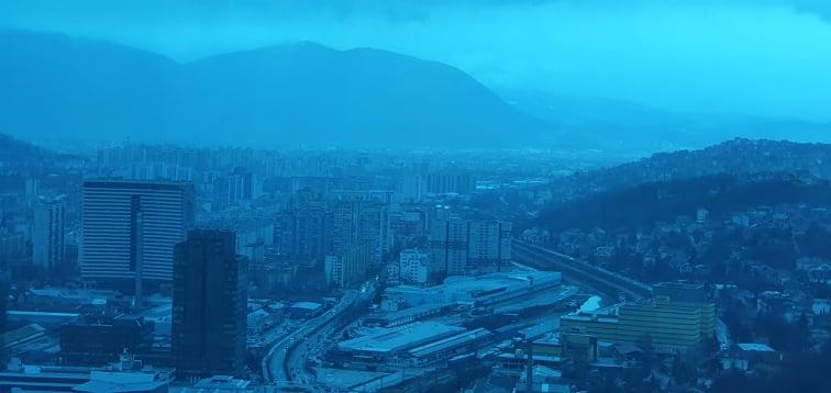 Nakon sunčanog jutra, nad Sarajevom se nadvili tmurni oblaci