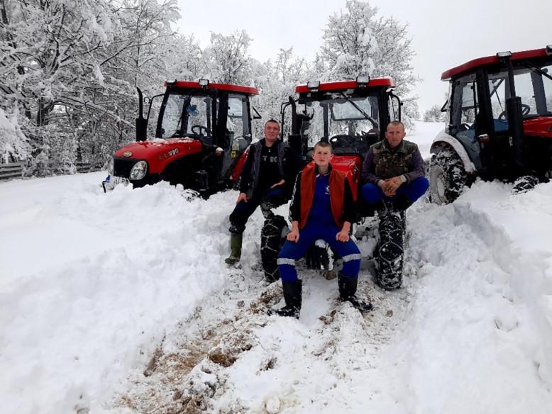 Goraždani traktorima i "vozama" u borbi protiv snijega