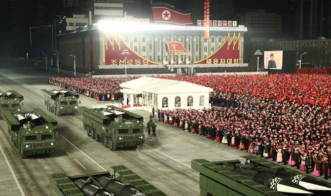 Na vojnoj paradi Sjeverna Koreja predstavila novu raketu