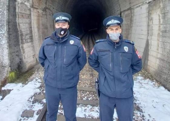 Hrabri policajci spasili život ženi u Zvorniku: Pronašli je povrijeđenu u tunelu, bila je oskudno obučena