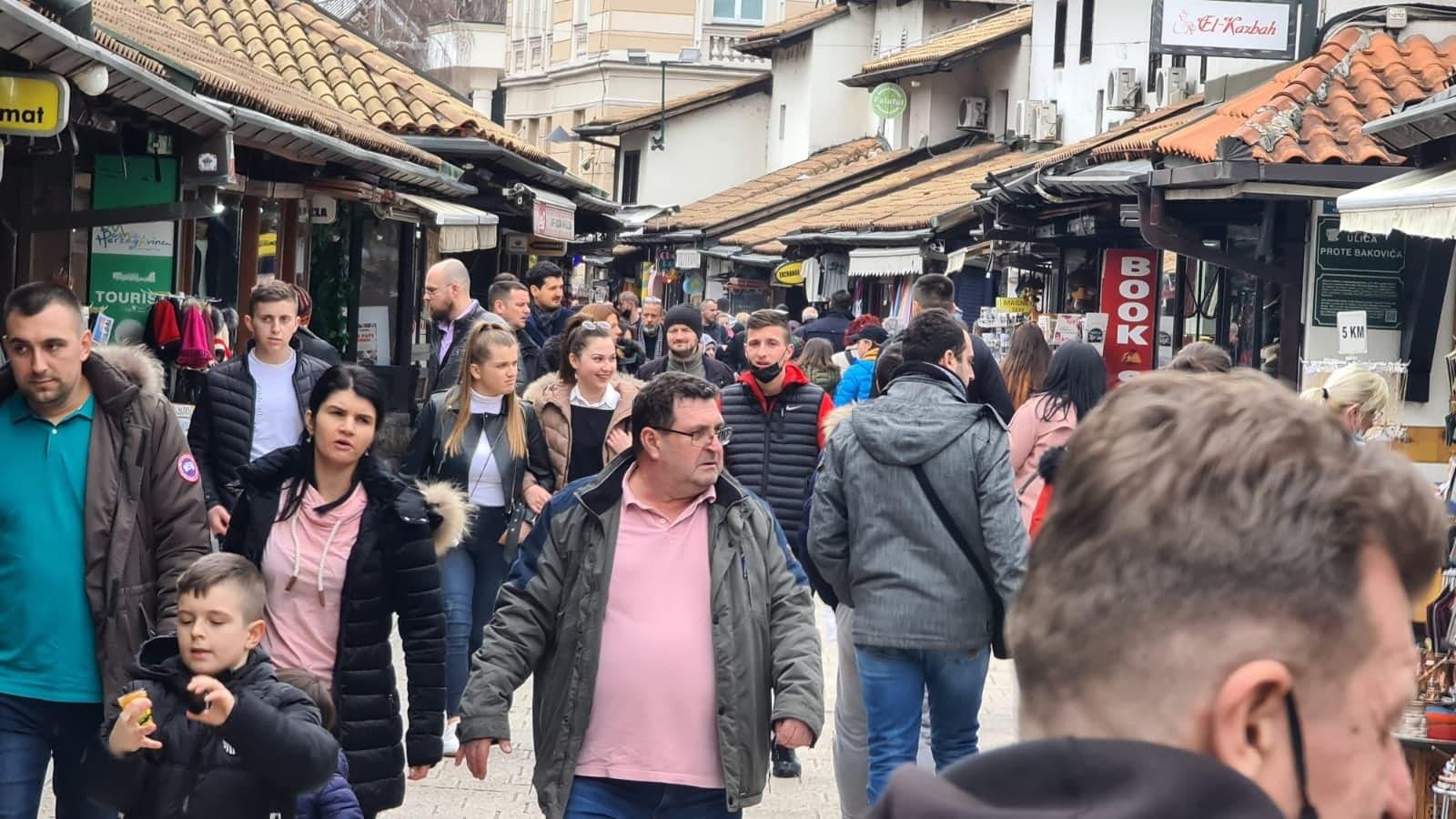 Šetnja Sarajevom: Kafići i Ferhadija krcati, građani ne poštuju epidemiološke mjere