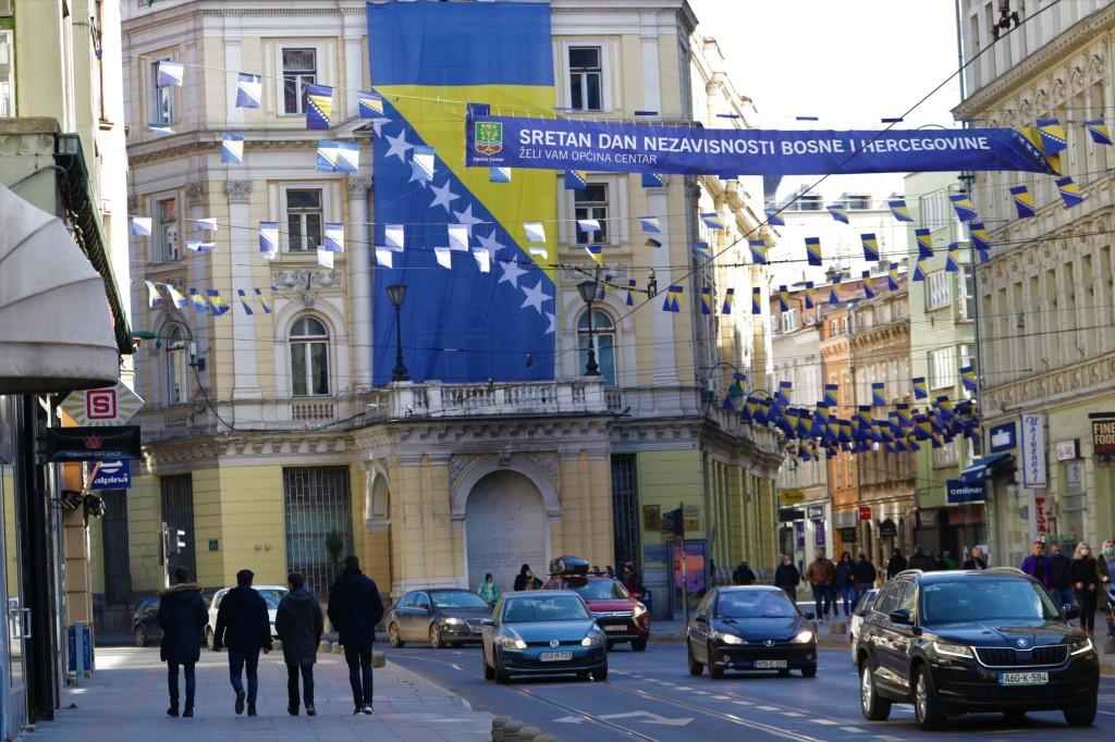 Iznad Vječne vatre postavljena velika zastava uoči Dana nezavisnosti BiH