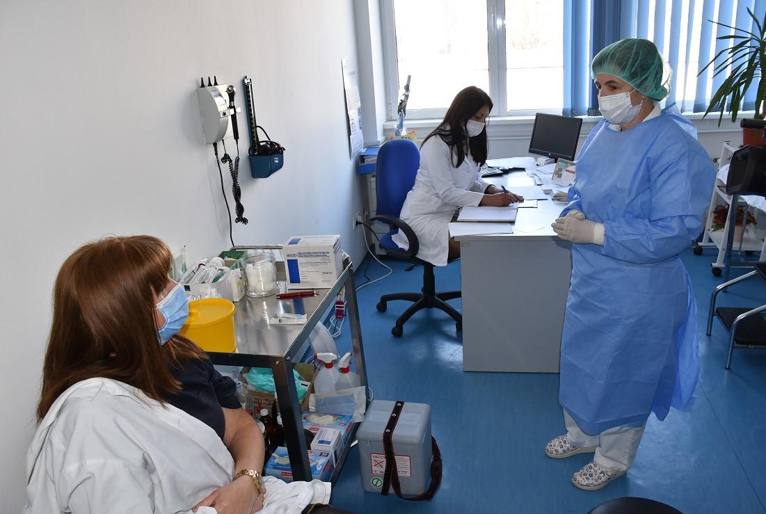 Počela vakcinacija u Goraždu: Prvih 50 doza najizloženijim zdravstvenim radnicima