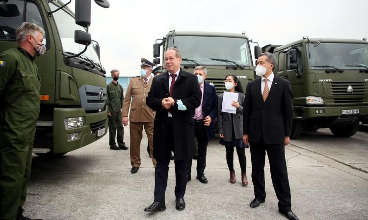 Kina donirala Oružanim snagama BiH kamione, bagere, buldožere...
