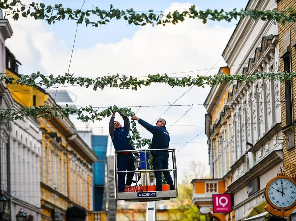 Banja Luka okićena s cvijećem, radnici neumorno rade na ulicama