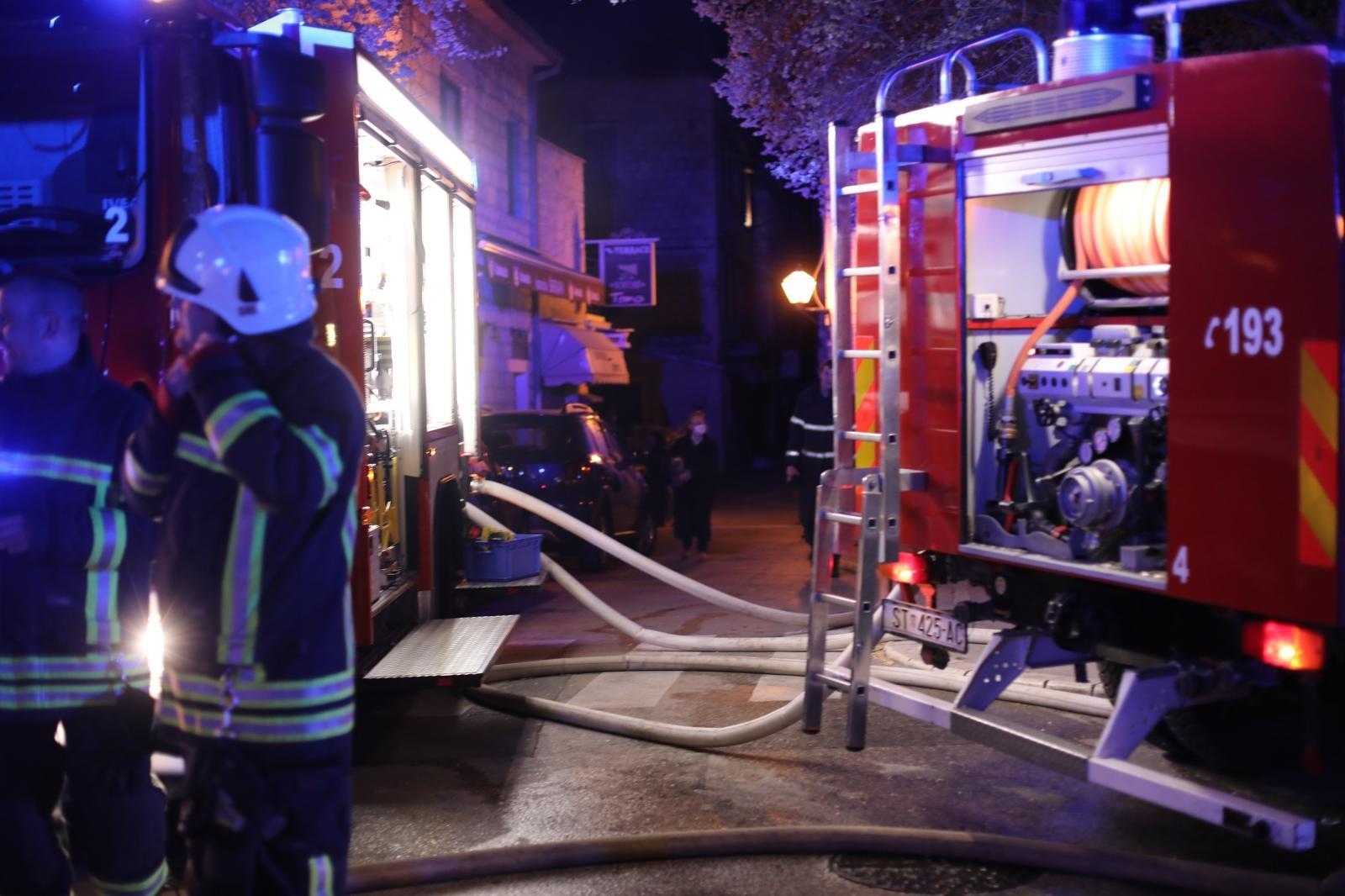 U požaru u Trogiru poginuo muškarac, žena se bori za život