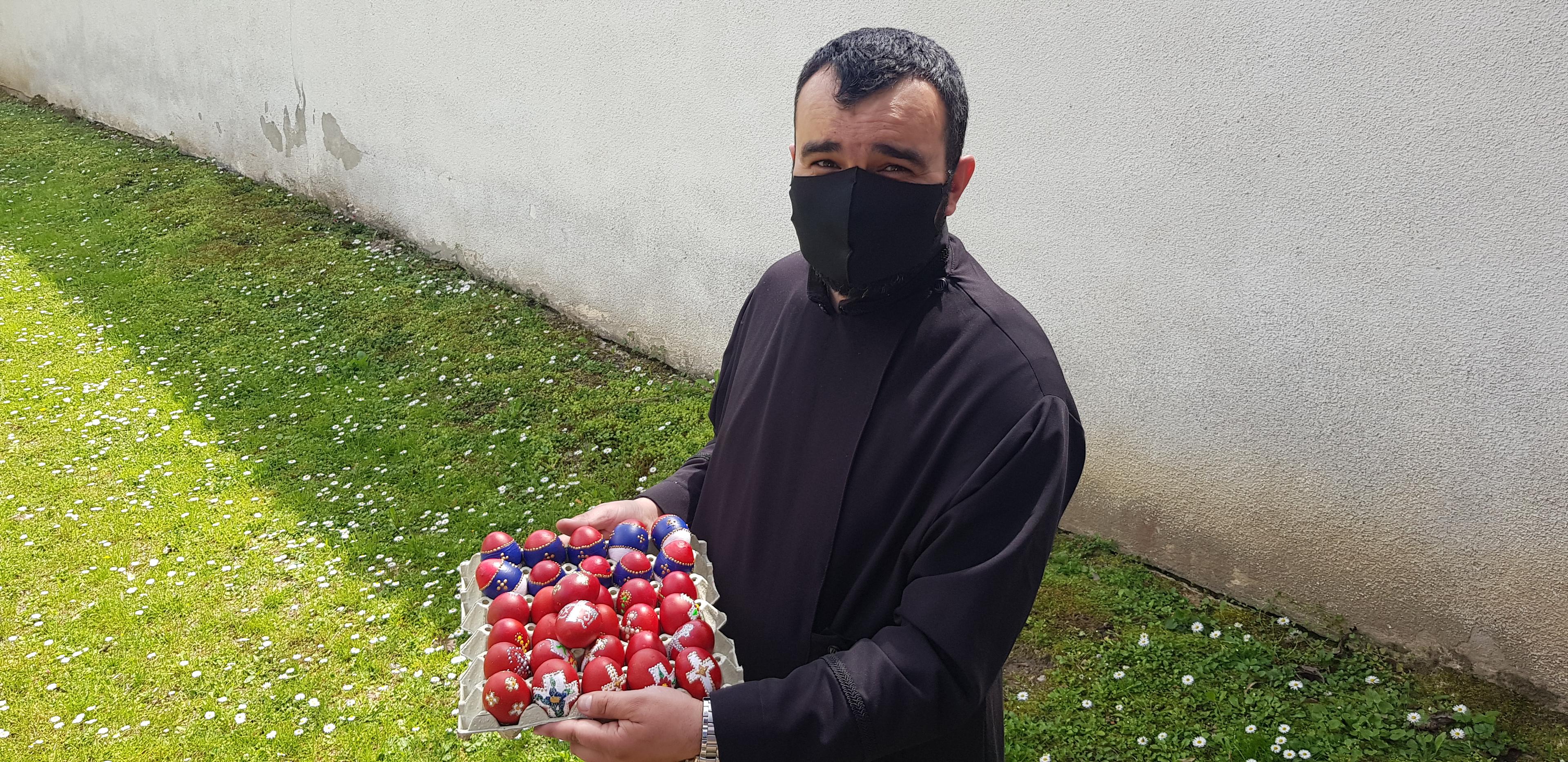 Vjernici sa novim parohom danas farbali vaskršnja jaja: Podijelit ćemo ih sa sugrađanima islamske vjere