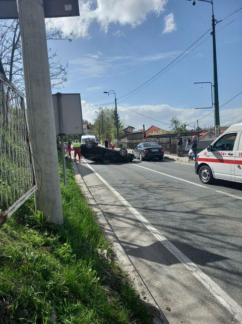 Sudar tri vozila u centru Sarajeva: Jedan automobil završio na krovu