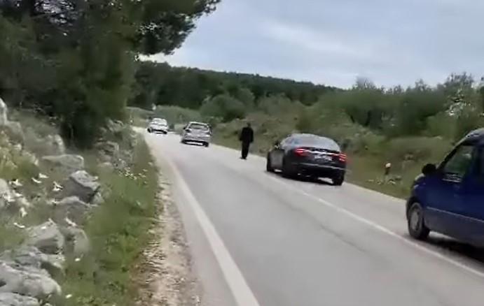 Bizaran video s Brača: Muškarac hodao po cesti, automobili ga zaobilazili