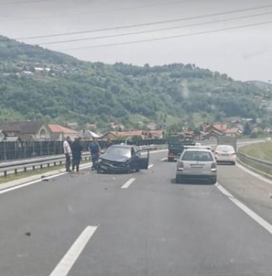 Teška nesreća na autoputu kod Sarajeva: Vozilom se zabio u bankinu