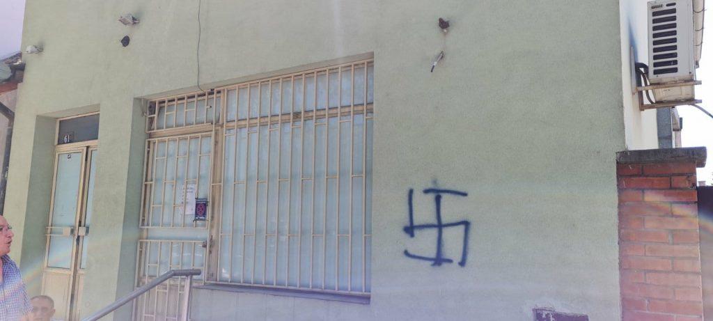 Nacrtan kukasti križ na zgradi Muftijstva u Novom Sadu: Provokacija i prijetnja