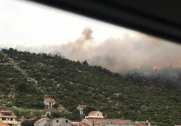 Buknuo veliki požar kod Trogira, sumnja se da je podmetnut
