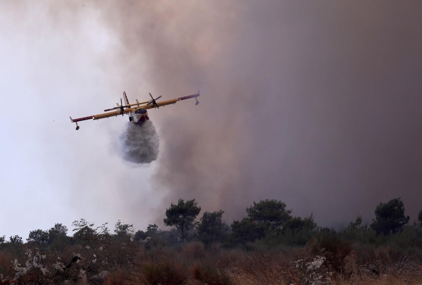 Razbuktao se požar nadomak Trogira: U gašenju učestvuje 170 vatrogasaca